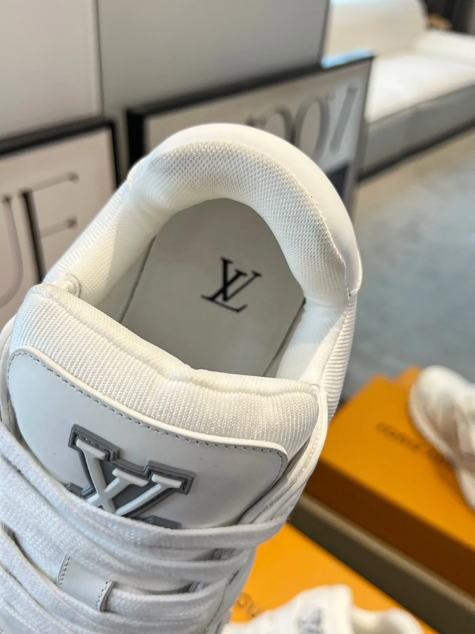 👟👟Ex-factory price 720👟👟 .LV Louis Vuitton's latest model, Phat Ding couple's thick-soled casual sneakers, original 1:1 production. Exquisite packaging at the counter [Celebration] ▪️Fabric: Original customized imported first-layer cowhide ▪️Inner lining: Customized breathable mesh ▪️Outsole: Original open-molded TPU combination outsole ▪️Sole thickness: 3.5CM ▪️Size: Women's 35-42/ Men's 39-46